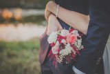 Męska elegancja na ślubie: o czym nie powinien zapomnieć pan młody, zanim wypowie słowa przysięgi [GALERIA]