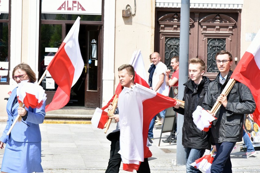 Gorlice. Posłanka Barbara Bartuś i działacze PiS rozdawali flagi na gorlickim Rynku [ZDJĘCIA]