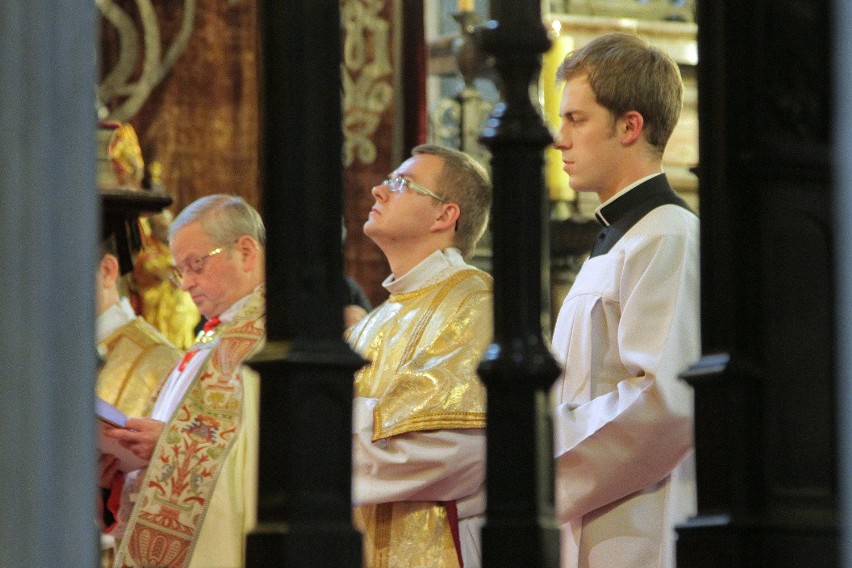 Adorację na Wawelu rozpoczął kardynał Dziwisz