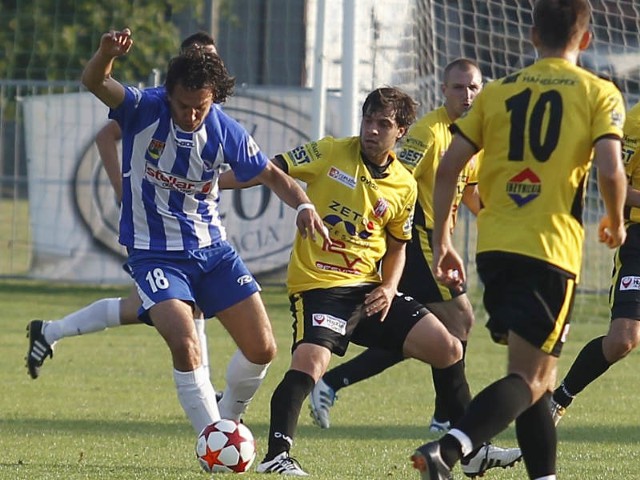 Gražvydas Mikulenas (z piłką) tym razem strzelił Resovii dwie bramki.