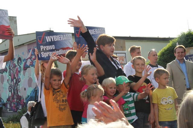 Kiedy Beata Szydło weszła na scenę, podbiegły do niej dzieci. Posłanka przytuliła maluchy i poprosiła, by zostały z nią na cały czas przemówienia. - I jak tu dla nich nie zwyciężać. Damy radę - powiedziała.