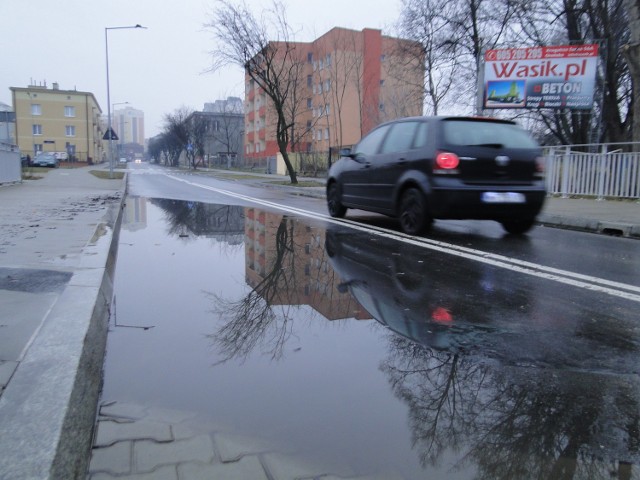 Bardzo duża kałuża tworzy się po każdym deszczu na mostku nad Potokiem Północnym w ulicy Miłej.