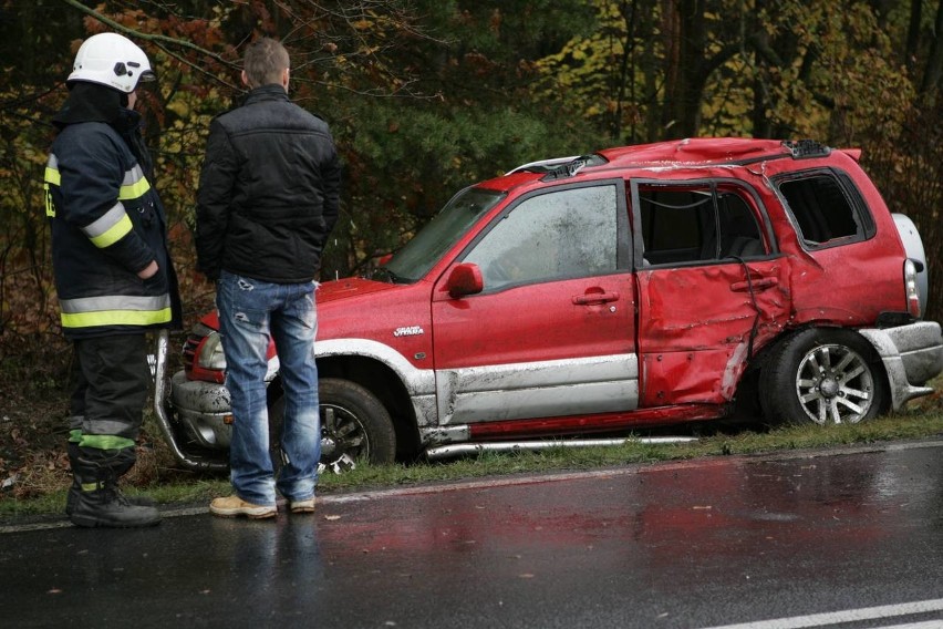 Suzuki wypadło z drogi na niebezpiecznym zakręcie tuż przed...