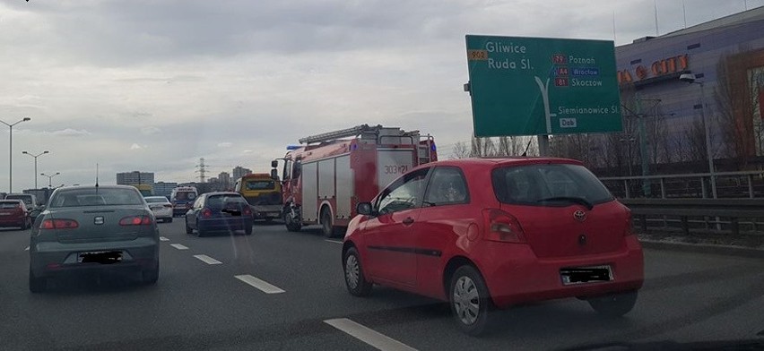 Katowice: Zderzyły się trzy samochody przy Silesia City Center i dwa przy tunelu ZDJĘCIA