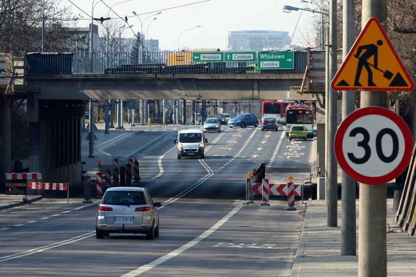 Trudniej będzie przejechać Drogą Męczenników Majdanka. Wąskie gardło przy przejeździe pod wiaduktem kolejowym