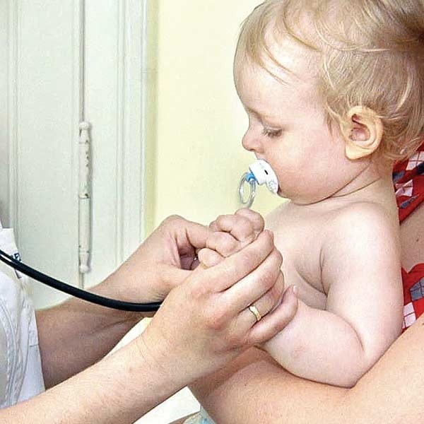 Choroba reumatyczna może zaatakować już w wieku niemowlęcym. Jeśli dzieciaka boli rączka, ma kłopoty z poruszaniem pelcami, szybko udaj się do lekarza specjalisty.