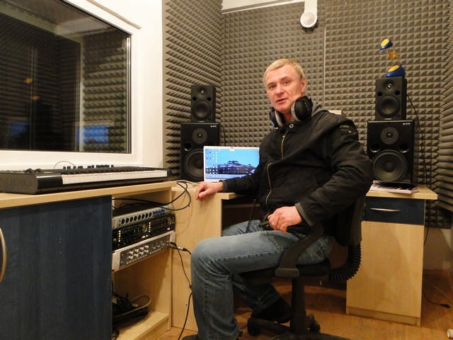 Wojciech Bryl, realizator dźwięku w gniewkowskim studiu nagrań