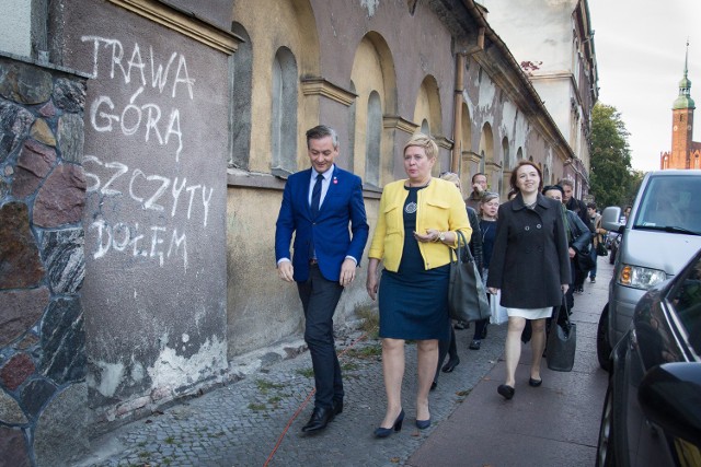 Prezydent Słupska Robert Biedroń (tu idący na otwarcie muralu) nie ukrywa, że jest zwolennikiem legalizacji marihuany ze względów medycznych i uznaje za absurd, że ktoś decyduje, co ma palić.