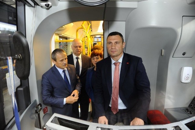 Mer Kijowa Władimir Kliczko podczas ubiegłorocznej wizyty w Pesie, w towarzystwie prezesa Tomasza Zaboklickiego
