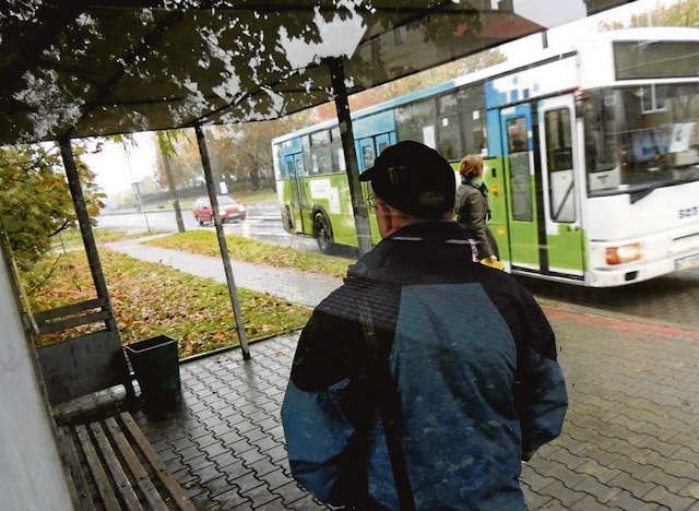 Pracownicy MZK sprawdzą, w jakim stanie jest przystanek autobusowy przy ulicy Poznańskiej