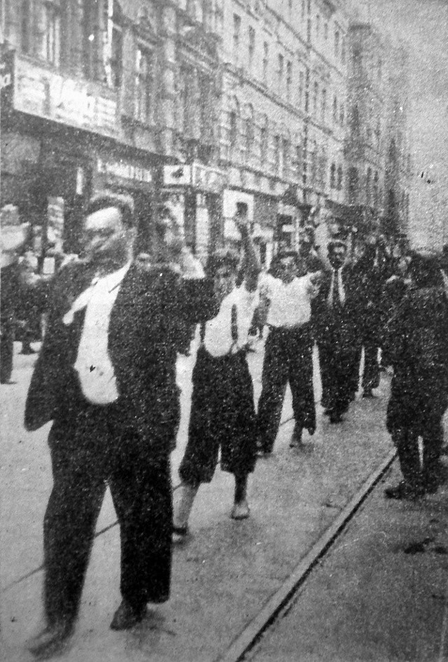 Obrońcy polskiego Ślaska prowadzeni na miejsce egzekucji ulica 3 Maja w Katowicach, 4 września 1939. W jednej z innych grup skazanych był Rafał Kocik