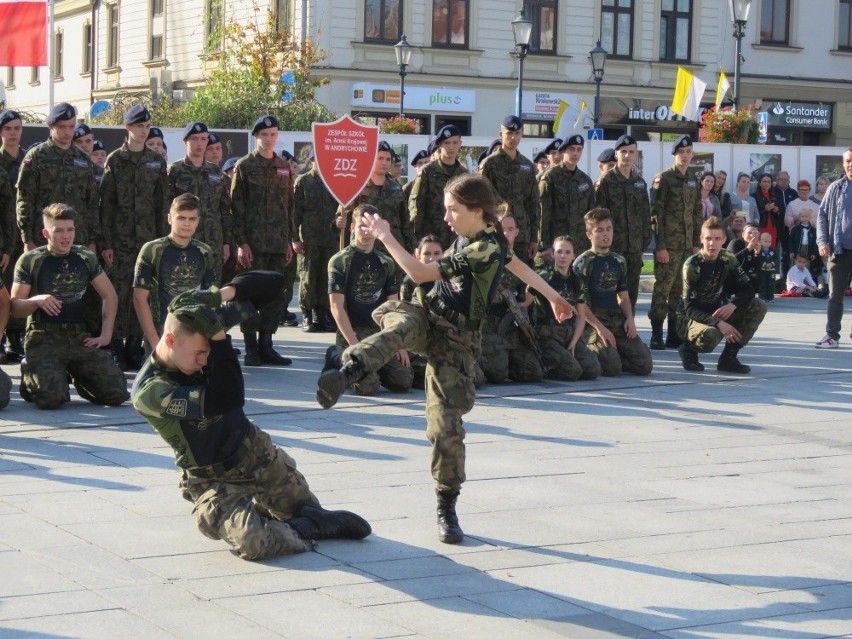 Klasy wojskowe ZDZ zaprezentowały się na pl. Jana Pawła II w...