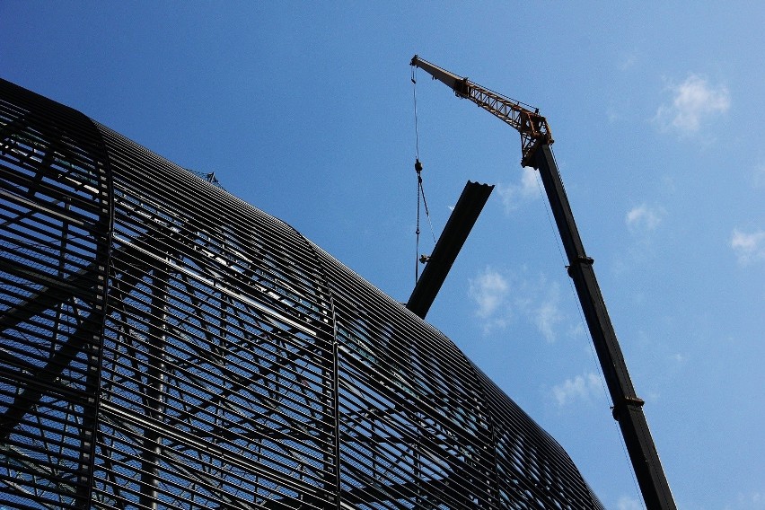 Budowa stadionu Górnika Zabrze znów nabiera tempa. Montują dach [ZDJĘCIA]