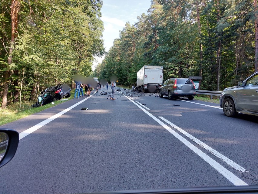 Śmiertelny wypadek w Widełce. BMW czołowo zderzyło się z ciężarówką [ZDJĘCIA]