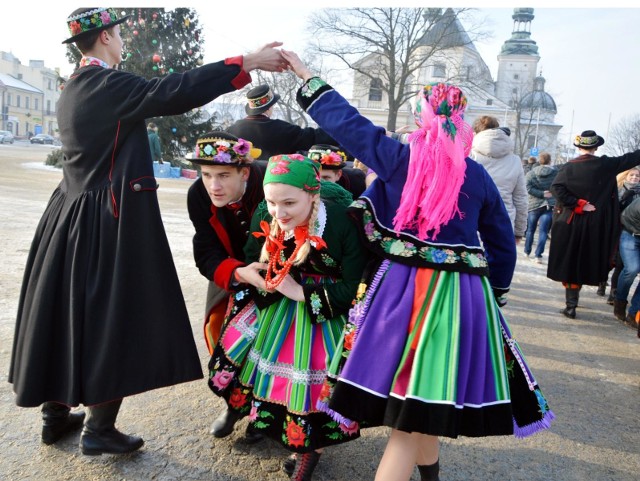 Ponad sto par zatańczyło poloneza w piątek (11 stycznia) na Starym Rynku w Łowiczu