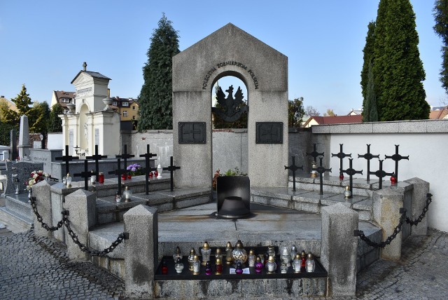 Pomnik polskich żołnierzy poległych w walkach w czasie I i II wojny światowej na cmentarzu parafialnym w Oświęcimiu