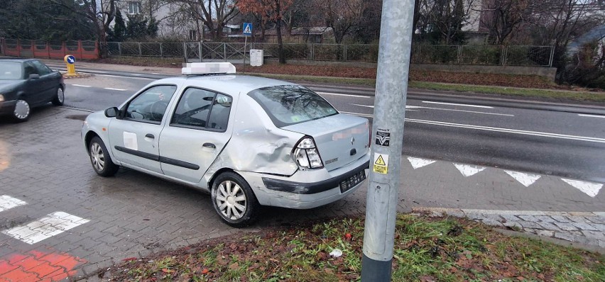 Kolizja na ulicy Zwycięstwa w Koszalinie. Kierowca toyoty uciekł [ZDJĘCIA]