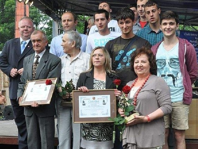 Laureaci Marki Koneckiej ze starostą Bogdanem Soboniem