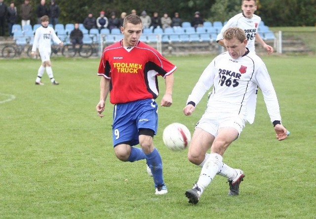 W meczu na szczycie Szydłowianka pokonała Oskara, Łukasz Janik (z lewej) częśto walczył o piłkę z Grzegorzem Tomasikiem. W 6 minucie ten pierwszy zdobył jedynego gola