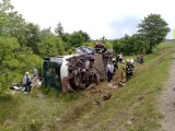 Wypadek autokaru. Jedna osoba nie żyje, dziesięć jest rannych