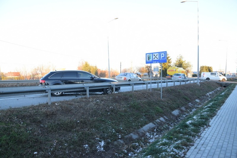 Wypadek audi i mercedesa na starej "4" pod Tarnowem