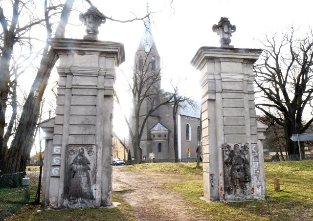 Nietków. Luty 2019. Pałacowy park jak echo dawnych dziejów miejscowości. Co się w nim znajduje? Zobacz!