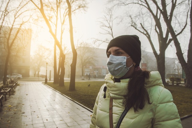 Smog to powszechne zjawisko, które nasila się szczególnie w okresie grzewczym, czyli jesieno-zimowym. W ochronie przed zanieczyszczeniami powietrza mogą pomóc maski antysmogowe.