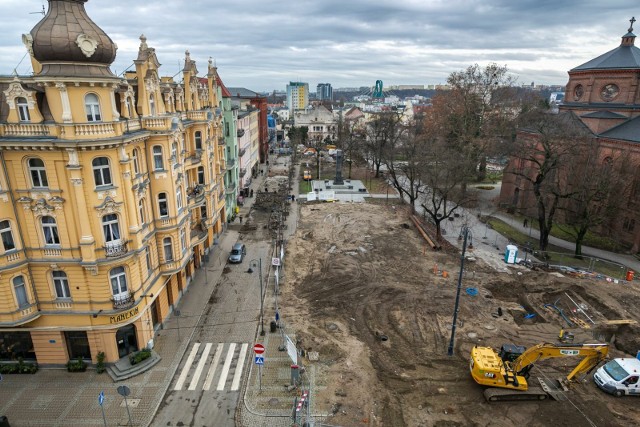 Plac Wolności przez wiele lat był jedną z wizytówek miasta. Teraz, przy okazji zakończonych już prac przy kanalizacji, ratusz chce przywrócić mu historyczny wygląd