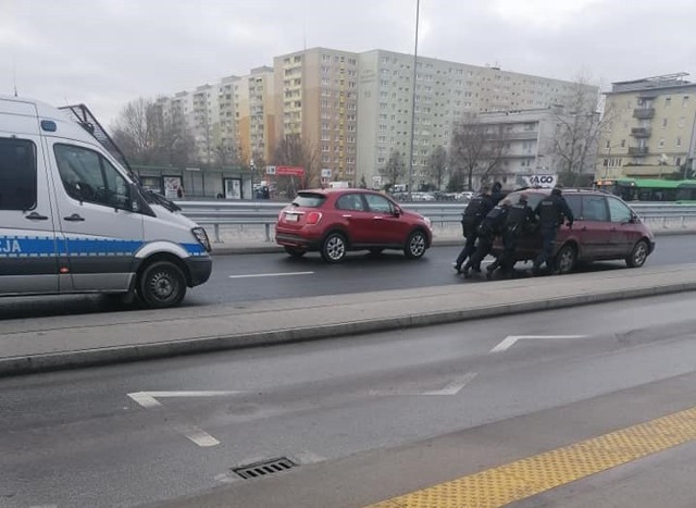 Policjanci zepchnęli z jedni samochód i pomogli wymienić w nim koło. Interwencja funkcjonariuszy miała miejsce na ul. Szymanowskiego w Poznaniu.