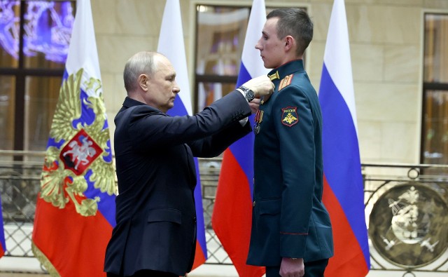 Putin wręcza medal „Złotej Gwiazdy” Bohatera Rosji uczestnikowi wojny na Ukrainie - majorowi Andriejowi Mitjaszynowi
