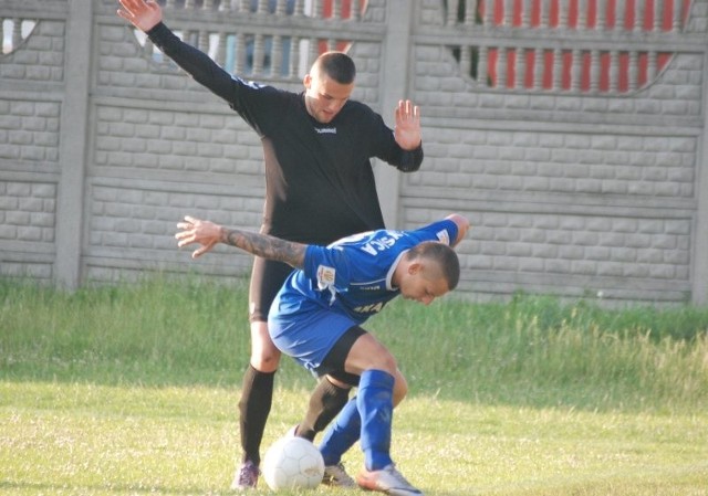 Mirosław Kalista (na pierwszym planie) strzelił dwa gole dla Łysicy w meczu z Partyzantem. Za zdjęciu z Damianem Kopycińskim. 