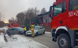 Wypadek w Mucharzewie. Po zderzeniu dwóch aut kobieta była uwięziona w samochodzie. Zobacz zdjęcia