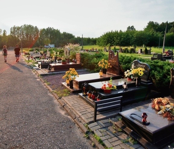 W internecie znajdziemy m.in. groby z cmentarza przy ul. Murckowskiej (jest ich tu 12 tys.)