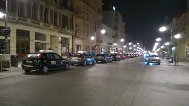 Ulica Piotrkowska jest wizytówką miasta, a staje się gigantycznym postojem taksówek