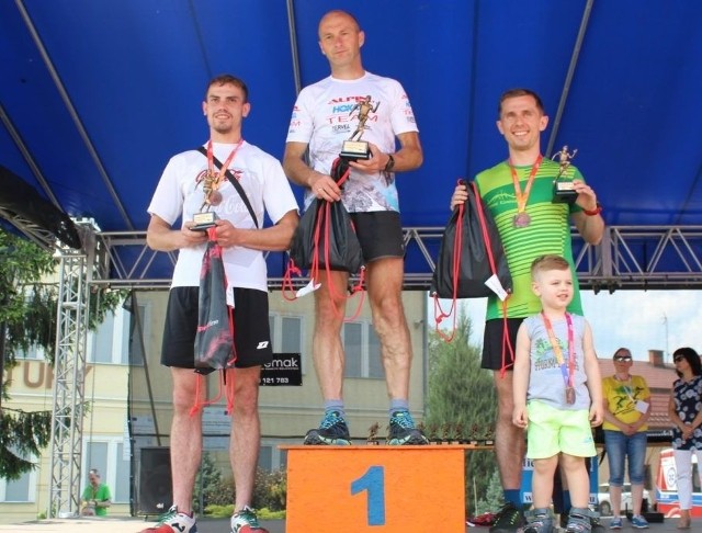 Piotr Koń (w środku, na najwyższym stopniu podium).