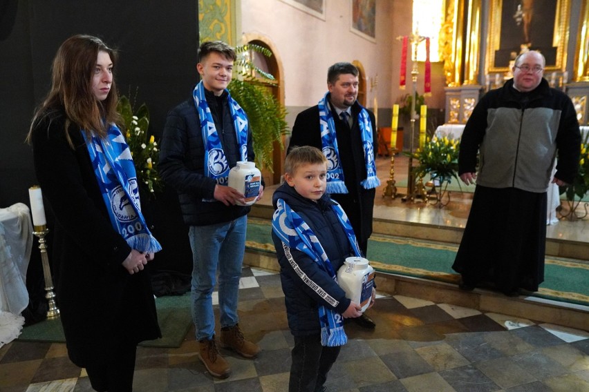 W parafii w Lisowie na leczenie Mikołaja Kobusa udało się zebrać ponad 5 tysięcy złotych. Piłkarz Moravii Morawica przebywa w klinice Budzik