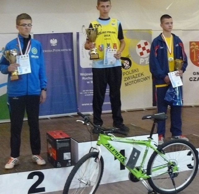 Adrian Józefowski z Czarncy na najwyższym stopniu podium z żółtym plastronie zwycięzcy. W nagrodę otrzymał piękny puchar i rower górski.