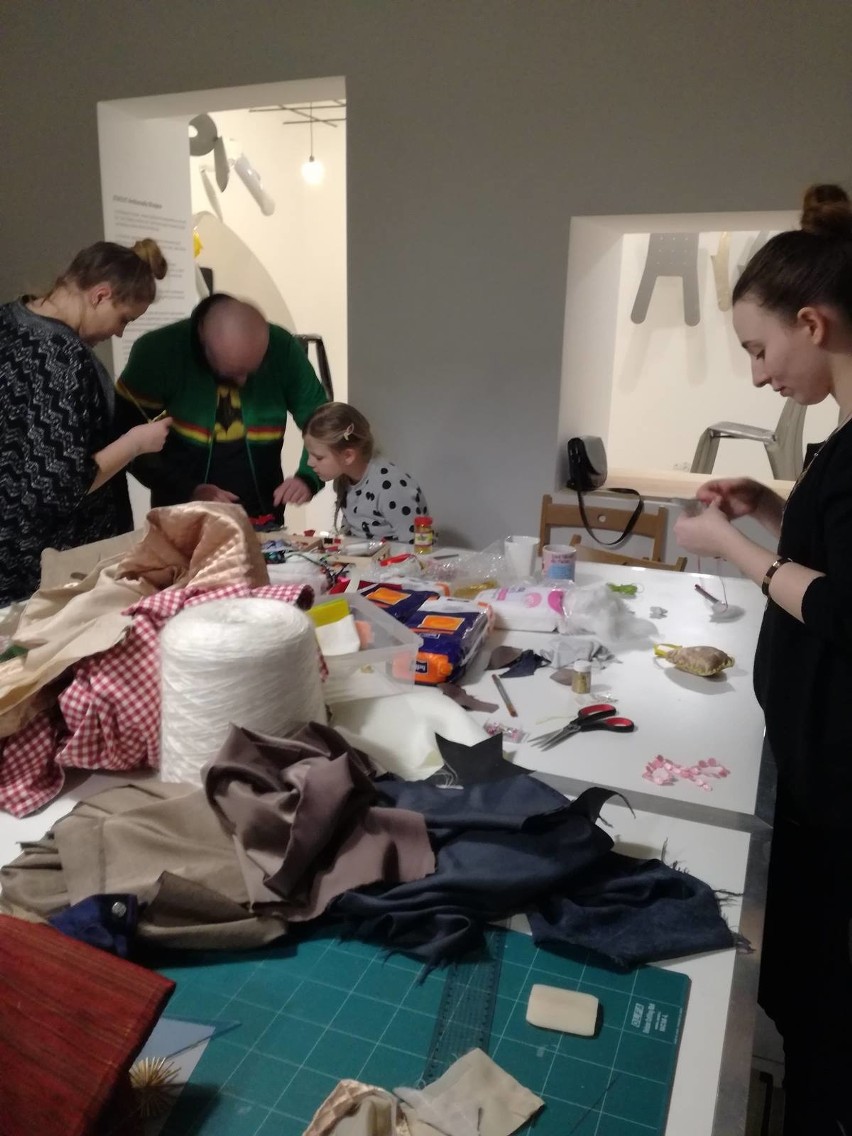 Choinkowe ozdoby z tkaniny powstały na warsztatach w Ambasadzie Dizajnu w Kielcach