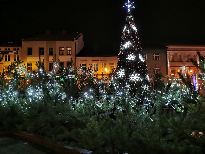 Chrzanów. Świąteczne iluminacje rozbłysnęły w centrum miasta. Urokliwie prezentuje się nocą [ZDJĘCIA, WIDEO]