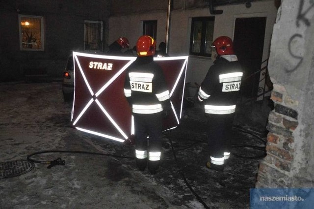 Kolejny groźny pożar tej zimy we  Włocławku.  I kolejna śmiertelna  ofiara. Tym razem  w  palącym się mieszkaniu  zginął 64-letni  mężczyzna.