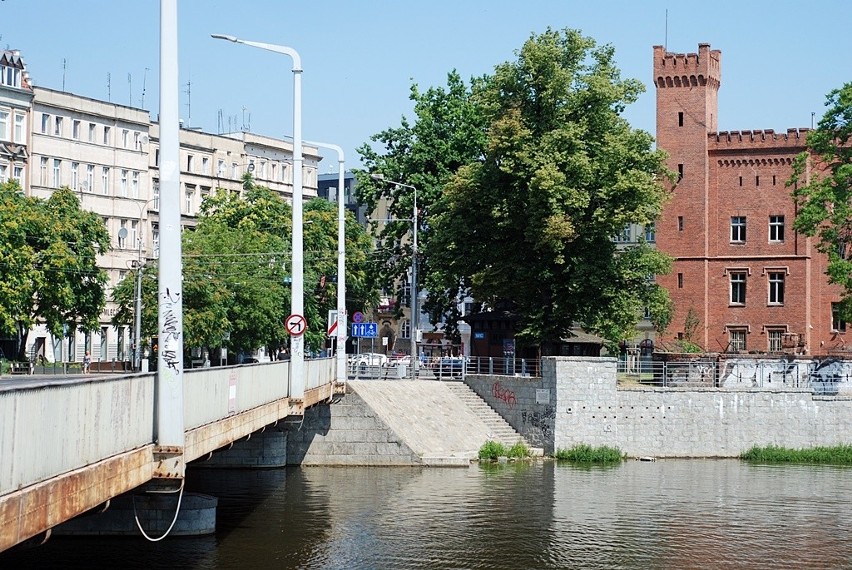 Kosz, wersalka, monitor – jak wrocławianie robią z Odry ściek