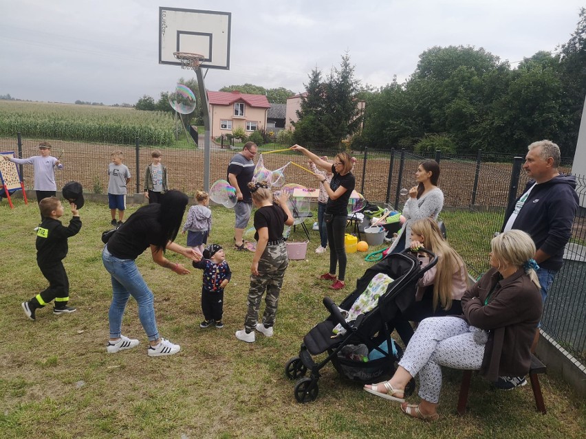 Rodzinny piknik w Rżuchowie w gminie Sadowie. Mieszkańcy bawili się znakomicie. Zobaczcie zdjęcia