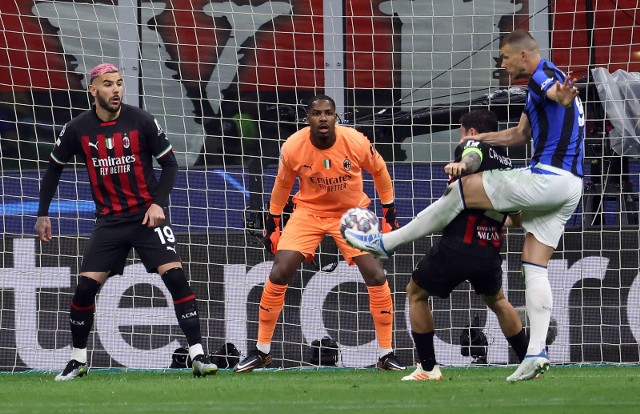 Bośniacki napastnik Interu, Edin Džeko, strzela gola na 1:0 w  derbach Mediolanu w pierwszym meczu półfinału Ligi Mistrzów z AC Milan