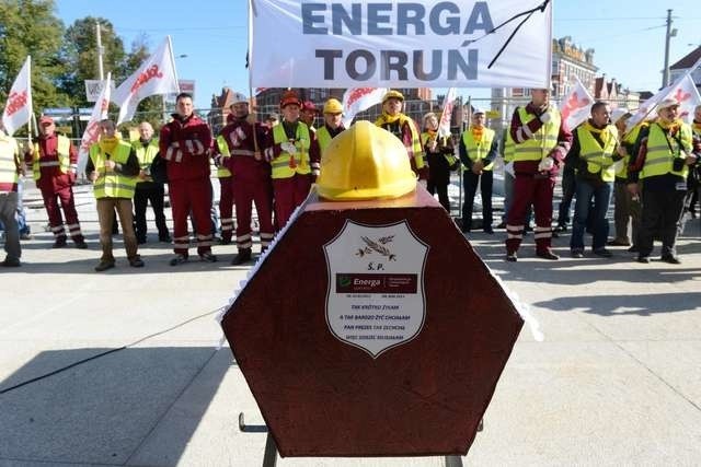 Gwizdy, transparenty, trumna i mocne słowa - tak wyglądał protest energetyków w Toruniu w październiku 2013 roku.  