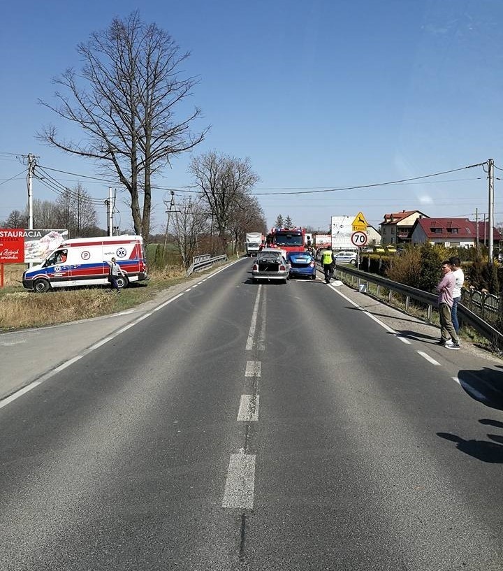 Łęki. Zablokowana droga wojewódzka 948, po zderzeniu dwóch samochodów osobowych. Trzy osoby, w tym kobieta w ciąży, trafiły do szpitala 