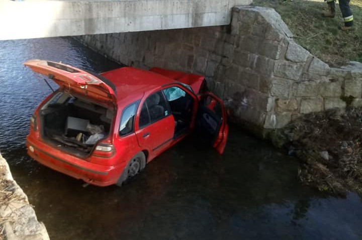 Samochód w rzece pod mostem. Jak się tam znalazł? [ZDJĘCIA]