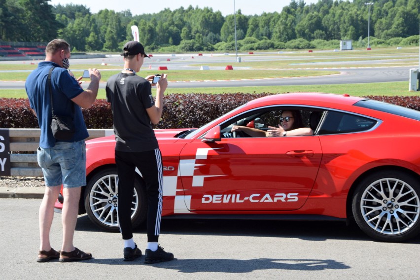 Szalone jazdy Lamborghini i Ferrari na torze koło Szydłowca. Zobaczcie (WIDEO, ZDJĘCIA)