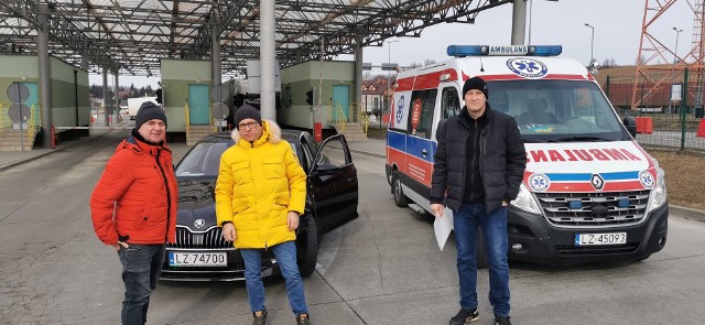 Karetka przekazana we wtorek do szpitala w Żółkwi. W środku prezydent Andrzej Wnuk, pierwszy z prawej - dyrektor Damian Miechowicz