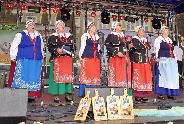 Z nagrodą specjalną i ze specjalnym wyróżnieniem powrócił z Mińska Mazowieckiego zespół ludowy Radojewiczanie z Radojewic. - Siódmego września, uczestniczyliśmy w Mińsku w piętnastym Festiwalu Chleba, który odbywał się pod hasłem Rewia Folkloru i Darów Ziemi - relacjonuje Ewa Kowalczyk, kierownik Radojewiczan. Panie z kujawskiego zespołu z gminy Dąbrowa Biskupia występowały na scenie, a także, jako reprezentantki Koła Gospodyń Wiejskich w Radojewicach, wzięły udział w Konkursie Kulinarnym Stołów Chlebowych i Potraw Regionalnych. Na konkurs przygotowały: żurek kujawski z białą kiełbasą i boczkiem, sześć rodzajów chleba (sojowy, razowy, wiejski pszenno-żytni oraz pszenno-żytni z ziarnami, żytni i gryczany) własnego wypieku ze smalcem i kiszonymi ogórkami, pierogi z serem, pierogi z mięsem, naleśniki, chałki drożdżowe, bułeczki maślane i placek z jagodami. Konkursowe jury nie miało wątpliwości, że były to potrawy, o których mówi się, że tylko pace lizać i przyznało za nie paniom z Radojewic nagrodę specjalną. Radojewiczanie byli też jednym z ponad 30 zespołów folklorystycznych ocenianych za prezentację na scenie. - Występowały same panie. Śpiewałyśmy kujawskie piosenki zebrane przez Oskara Kolberga - przypomina Ewa Kowalczyk. Widzowie usłyszeli w wykonaniu Radojewiczan: „Koło Jinowrocławia”, „Płod borym sosna” i „Czemuś łoczka zapłakała”. Zespół zaśpiewał też piosenkę obowiązkową o chlebie. Była to kompozycja własna, do której słowa napisała Zofia Schmidt, a muzykę Ewa Kowalczyk. Występ na scenie nagrodzony został przyznaniem specjalnego wyróżnienia.