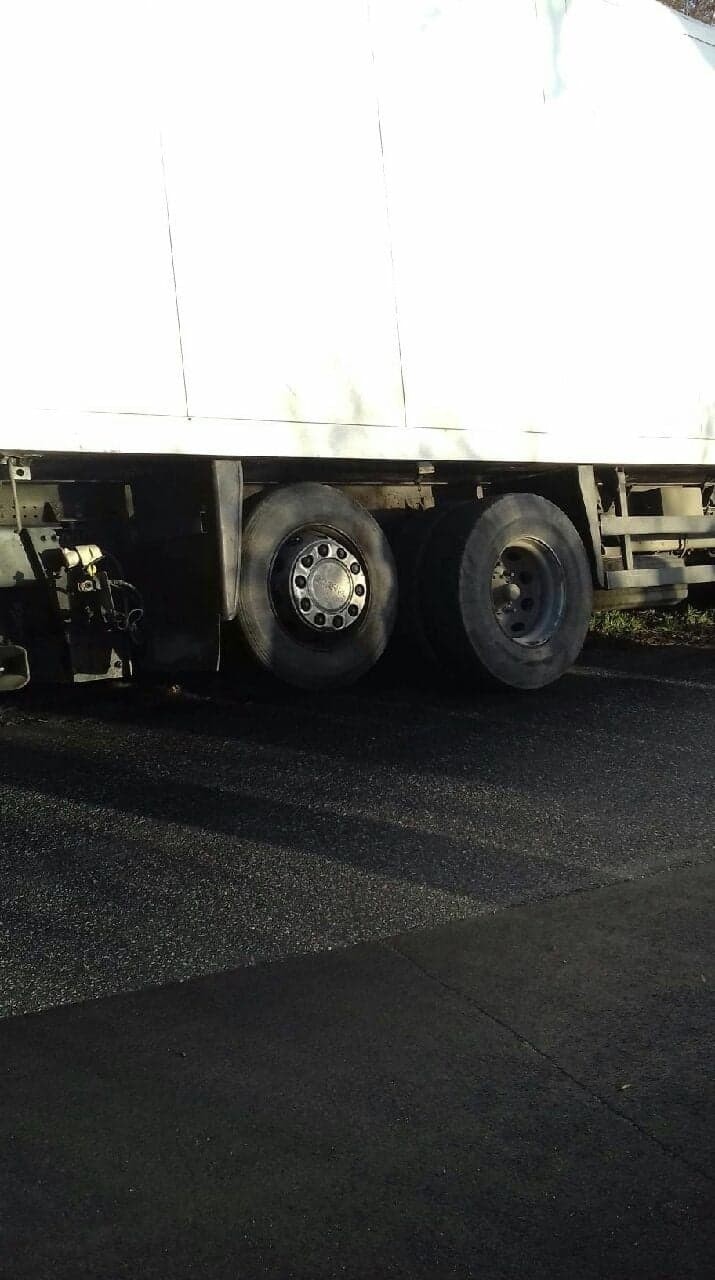 W Byszewie ciężarówka uderzyła w barierki na moście.